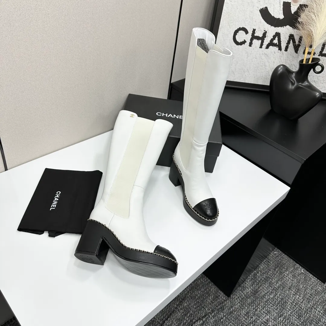 👟👟Ex-factory price 960👟👟 CHANEL Xiaoxiang 2024 autumn and winter sheepskin boots high boots knight boots The version is also the basic version of the Martin boots, neat and handsome. The upper is made of cowhide, super soft against the skin, wide and full, handsome and comfortable. The lining is soft water-dyed cowhide. The sole is original rubber outsole. Exclusive top quality 35-39. 40 customized